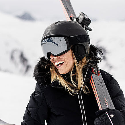 Skischülerin beim privaten Skiunterricht